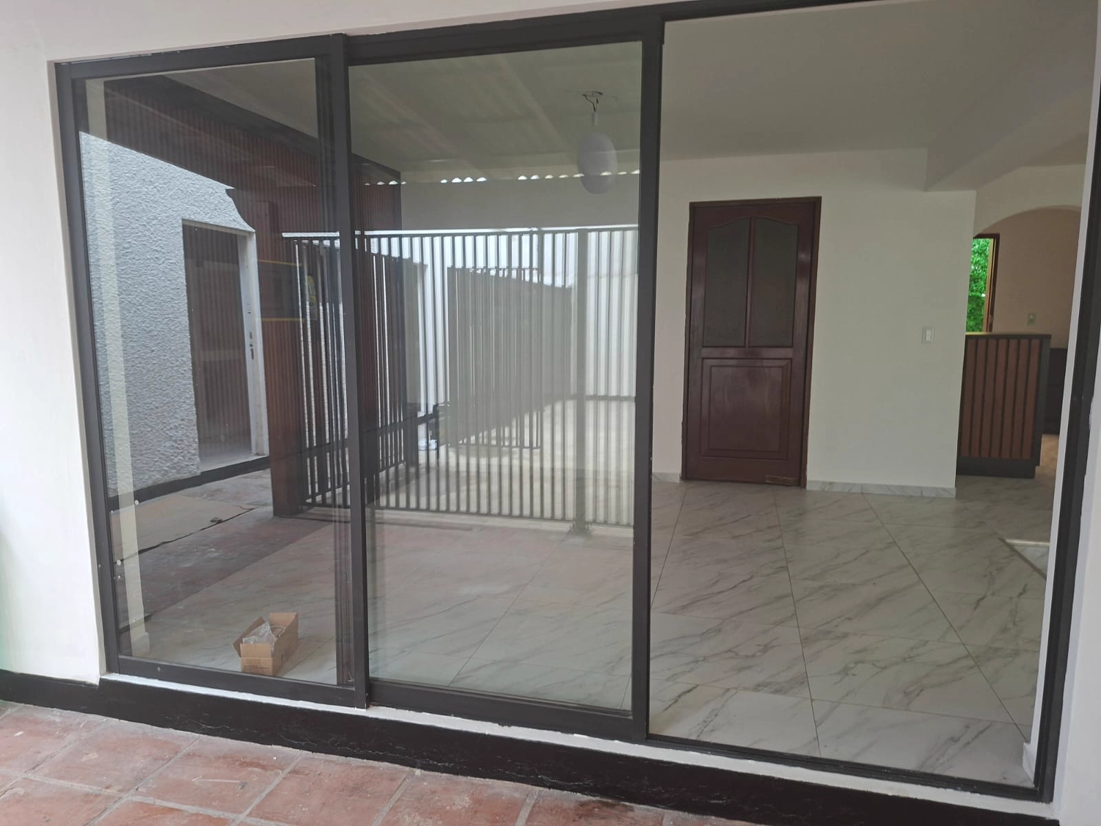 Mampara de aluminio y vidrio instalada
