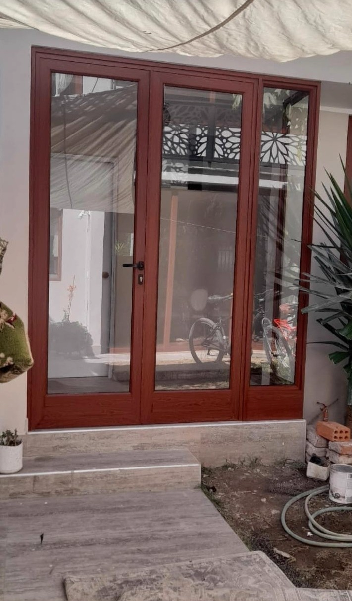 Puerta de ingreso de dos hojas con vidrio